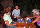 IMG 1036  Vinny og Esther i hyggesnak med Jeni Chen Vientian Laos